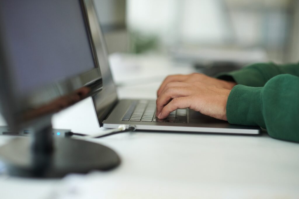 Mains tapant sur le clavier d'un ordinateur