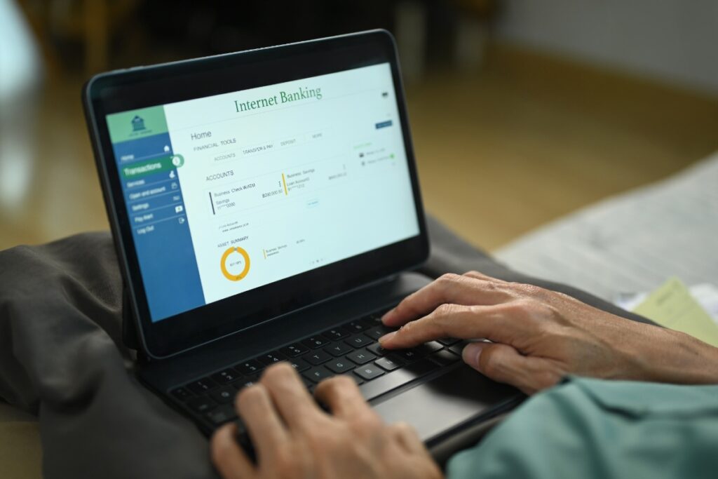 Mains posées sur le clavier d'un ordinateur