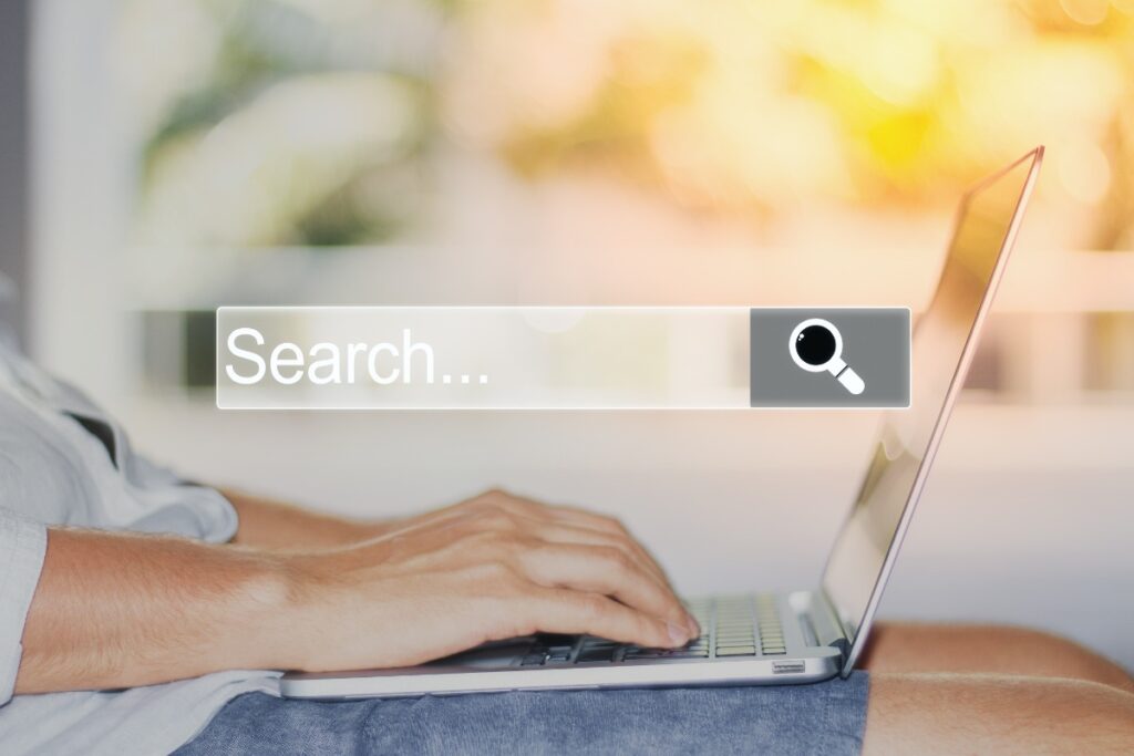 Mains tapant sur le clavier en faisant de recherche