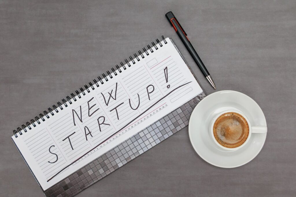 Un nouveau projet startup avec un stylo et une tasse de café