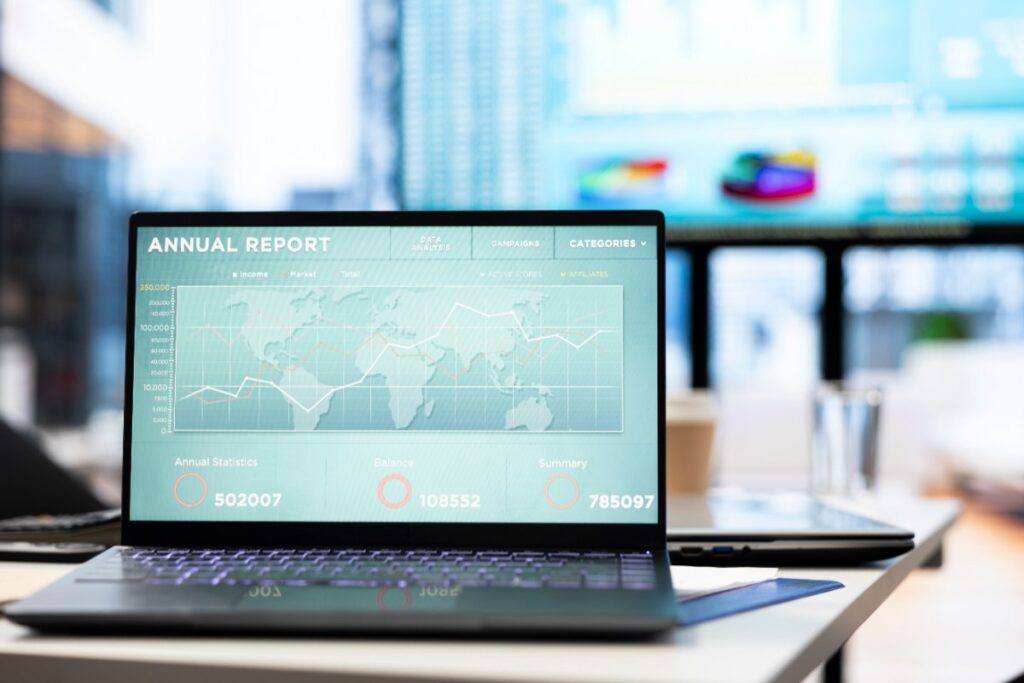 Un ordinateur portable sur une table de bureau