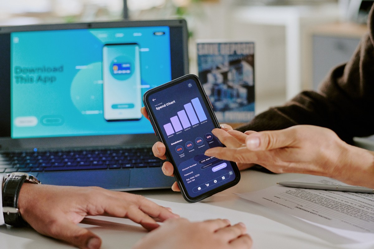Une personnes analysant des données sur un smartphone dans le bureau