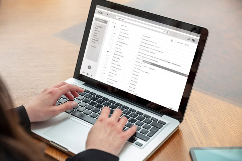 Une personne qui lit des e-mail sur un ordinateur portable
