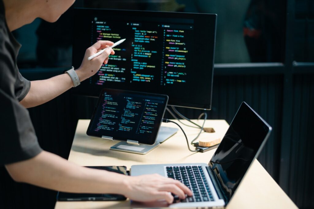 Un programmeur informatique tapant sur le clavier d'un ordinateur