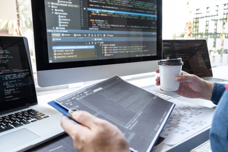 Un programmeur informatique travaillant sur un ordinateur