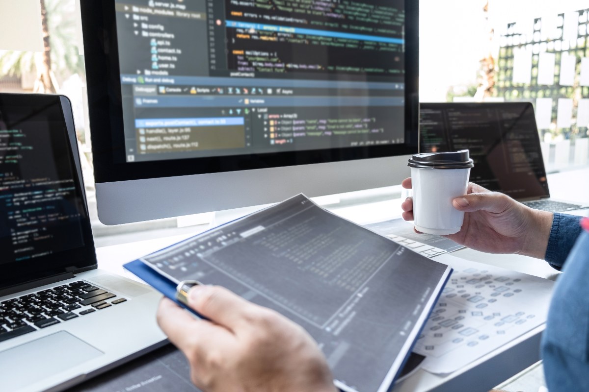 Un programmeur informatique travaillant sur un ordinateur