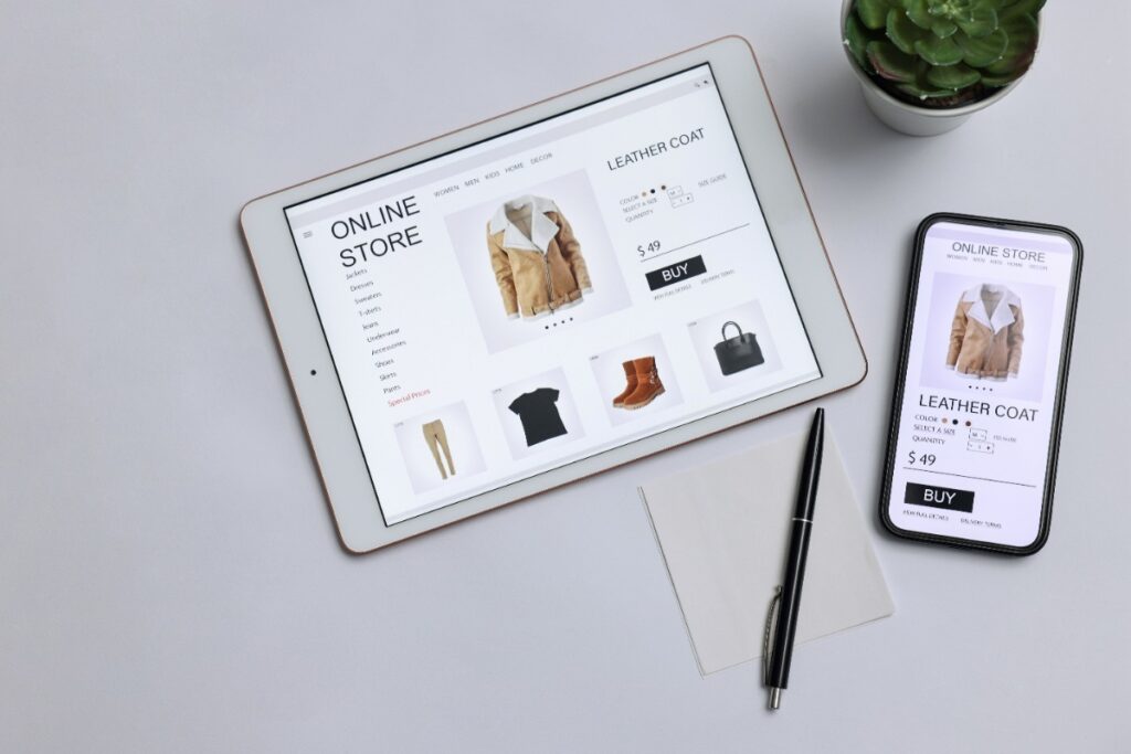 Achat en ligne effectué sur une tablette et un téléphone