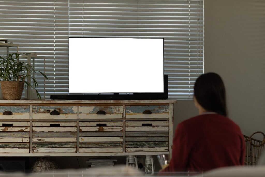 Une femme qui regarde la télé