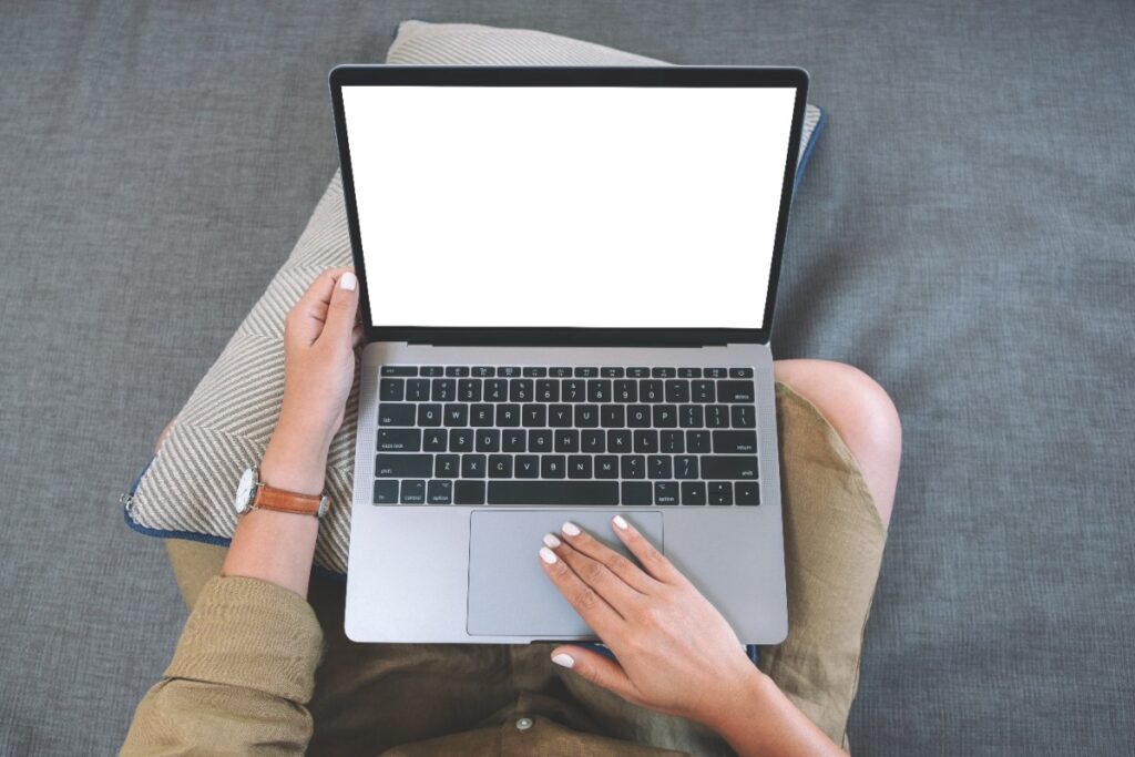 Une femme qui utilise un ordinateur 