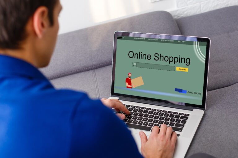Un homme utilisant un ordinateur et travaille sur un site e-commerce