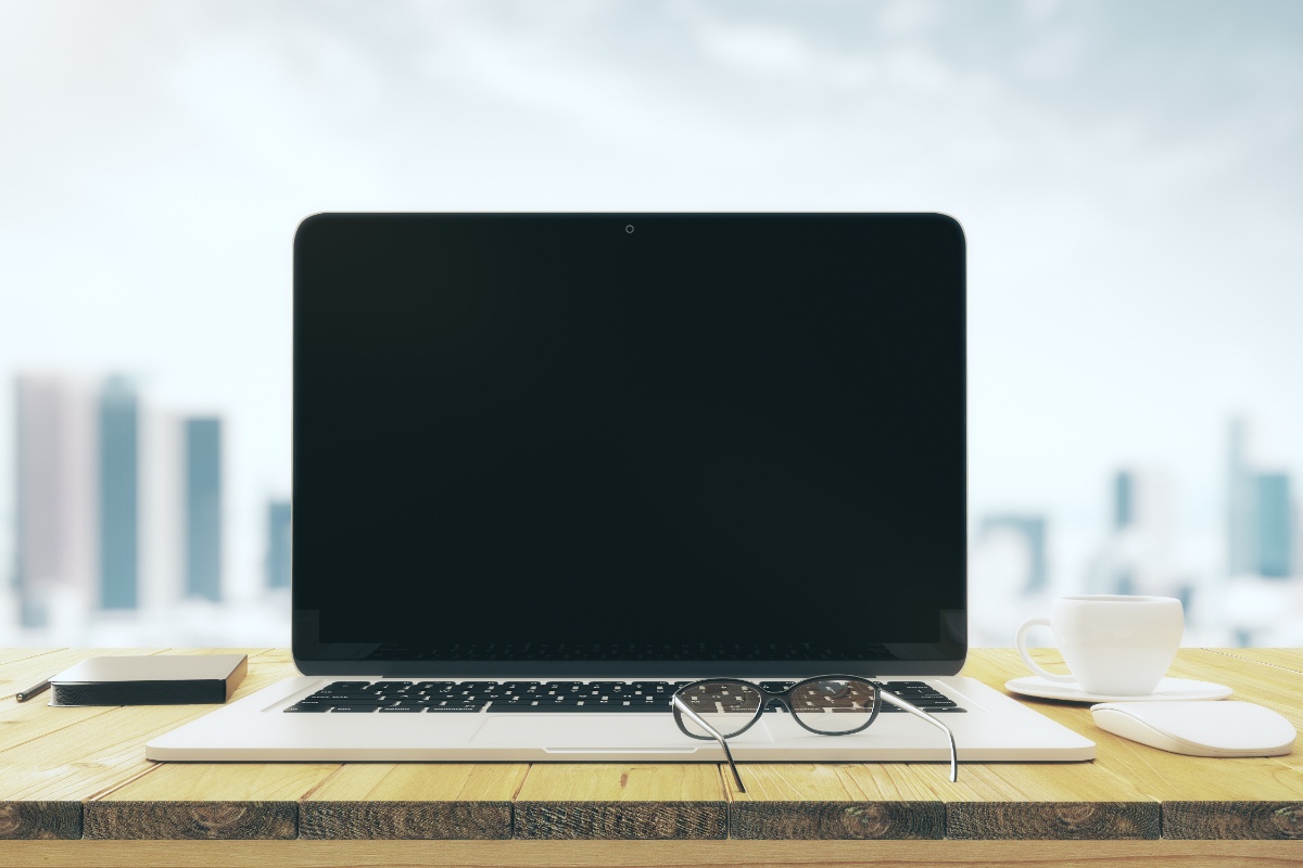 Une lunette sur le clavier d'un ordinateur