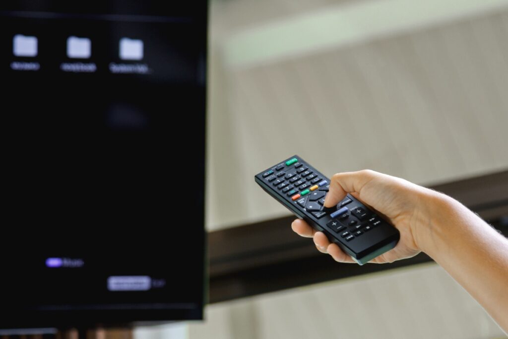 Main tenant une télécommande