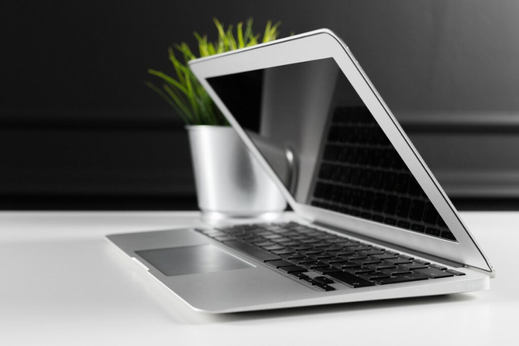 Un ordinateur portable posée sur la table de bureau
