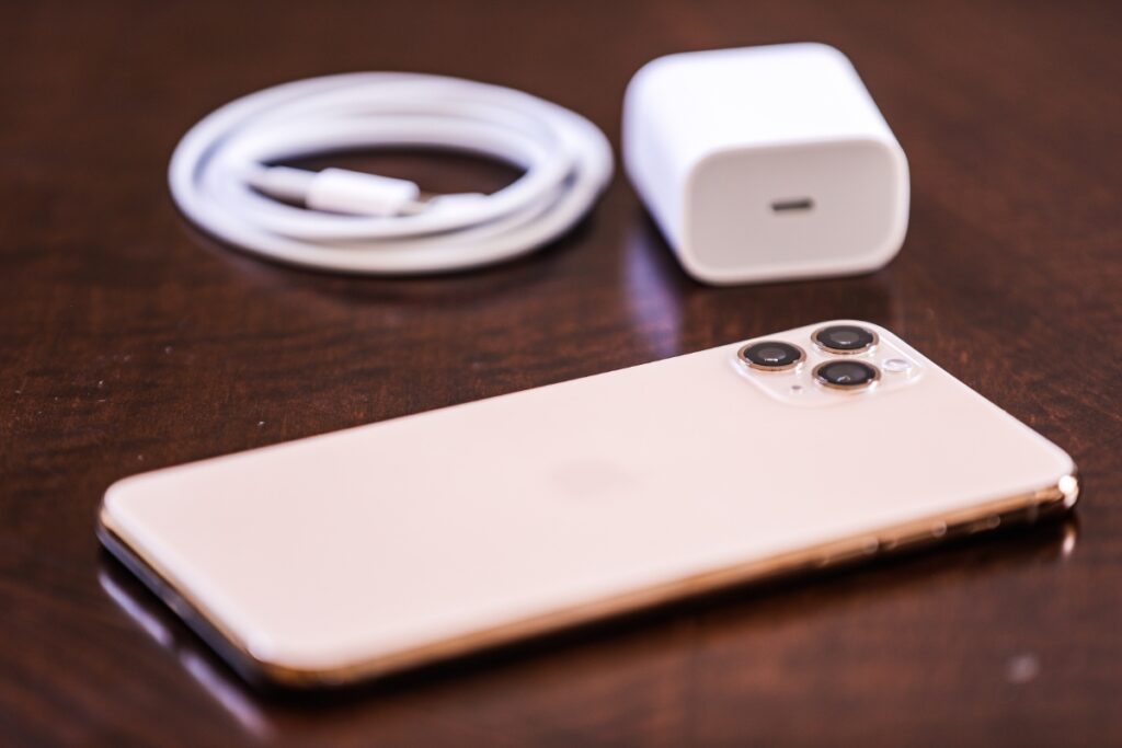 Un téléphone avec un boîtier et un câble