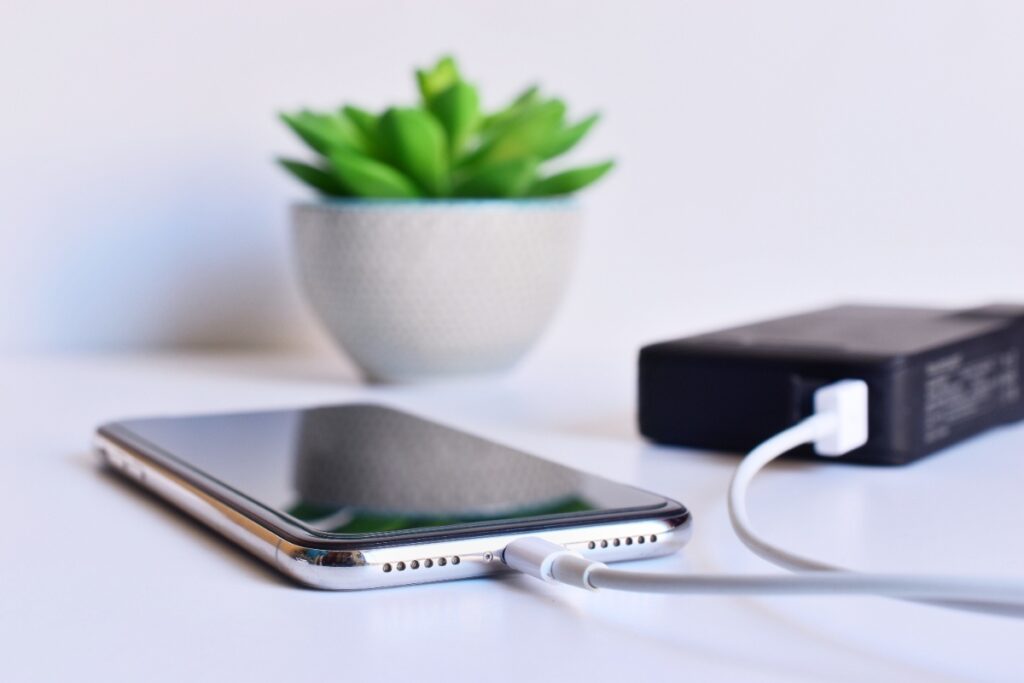 Un téléphone en charge posé sur la table