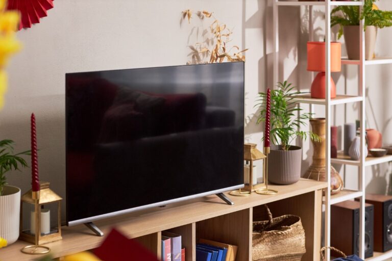Une télévision placée sur la table