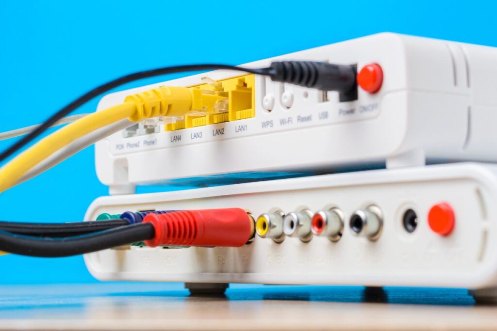 Câbles réseaux connectés à un routeur internet