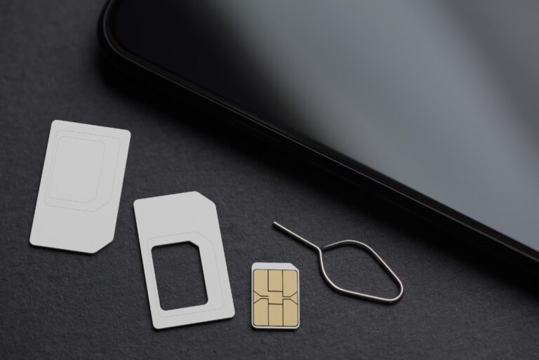 Une carte SIM sur la table