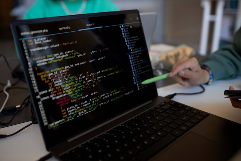 Un développeur écrivant un code sur l'ordinateur