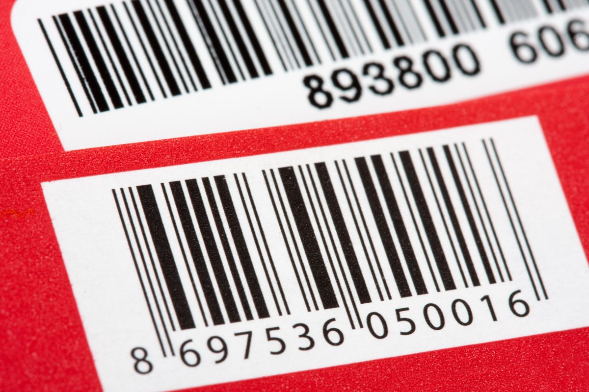 Emballages rouges avec des codes-barres