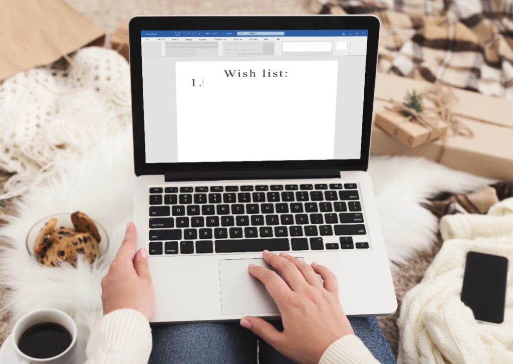 Une femme faisant une liste sur word