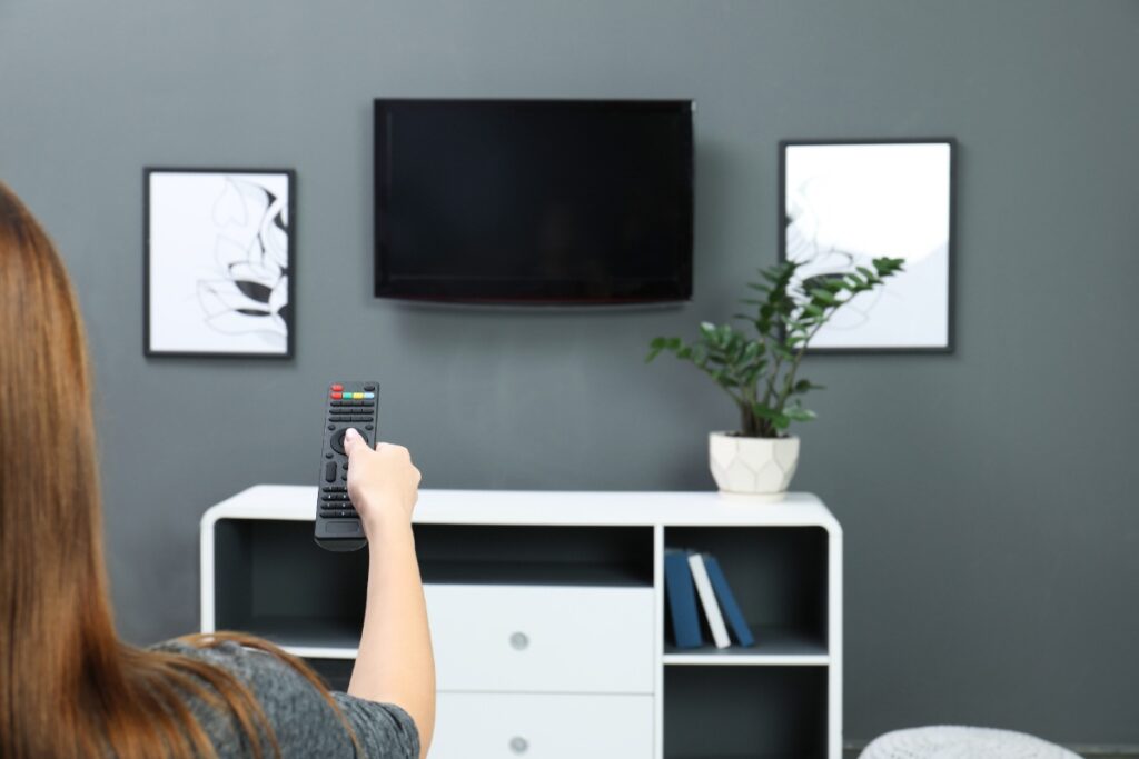 Une femme utilisant une télécommande