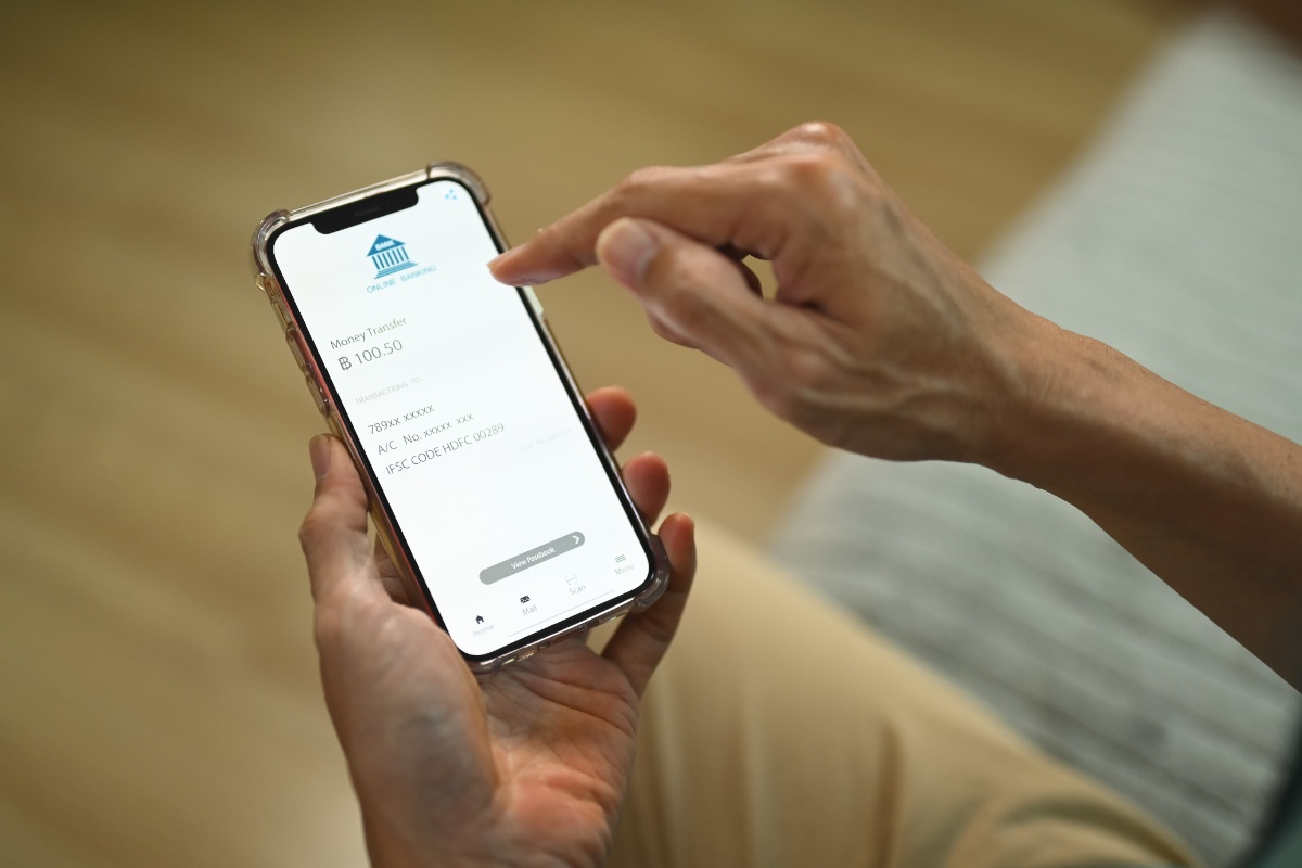 Un homme utilisant une application sur son téléphone
