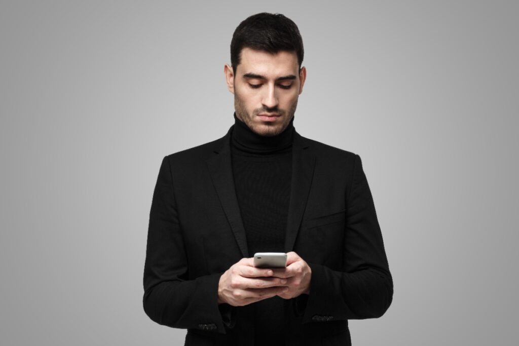 Un homme utilisant un téléphone mobile