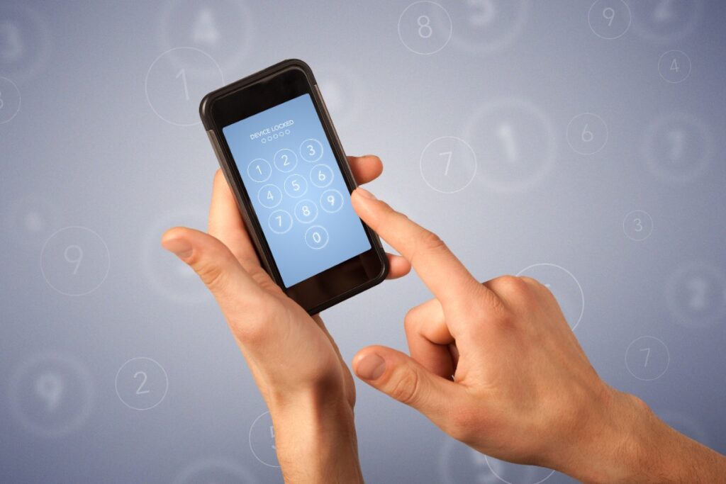 Main tapant un code de sécurité sur un smartphone