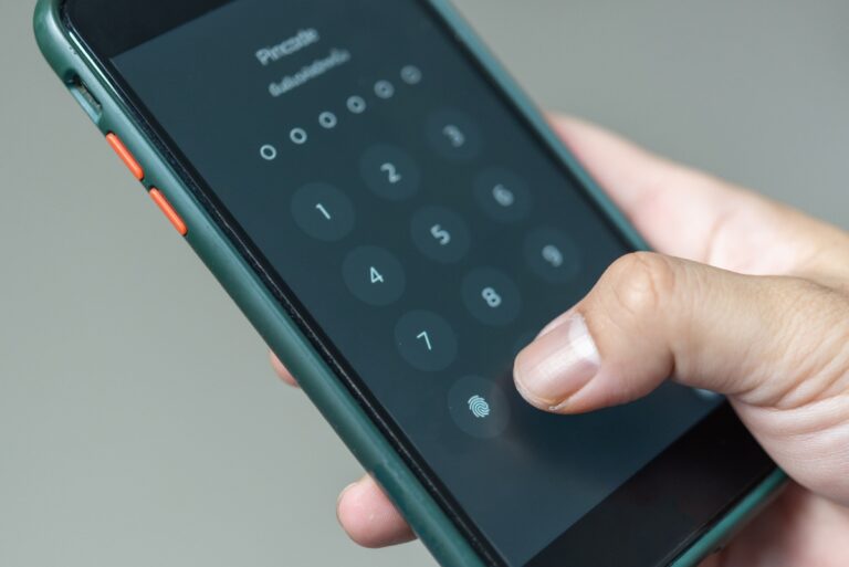 Main tapant du code sur le téléphone