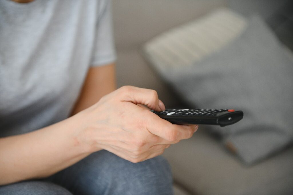 Main tenant une télécommande