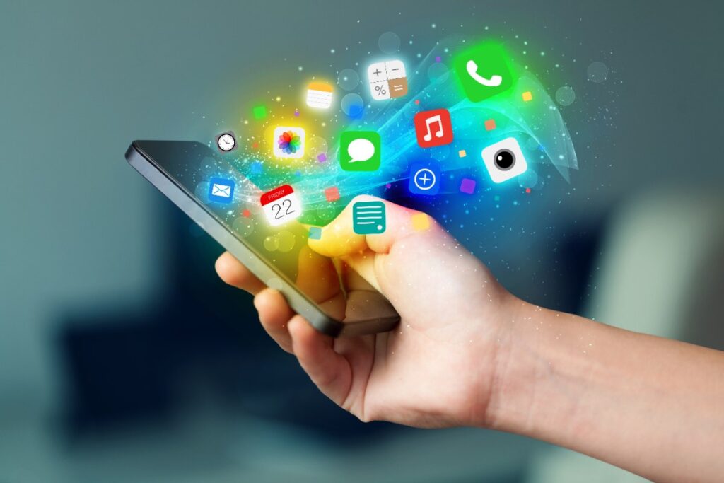 Main tenant un téléphone affichant des applications