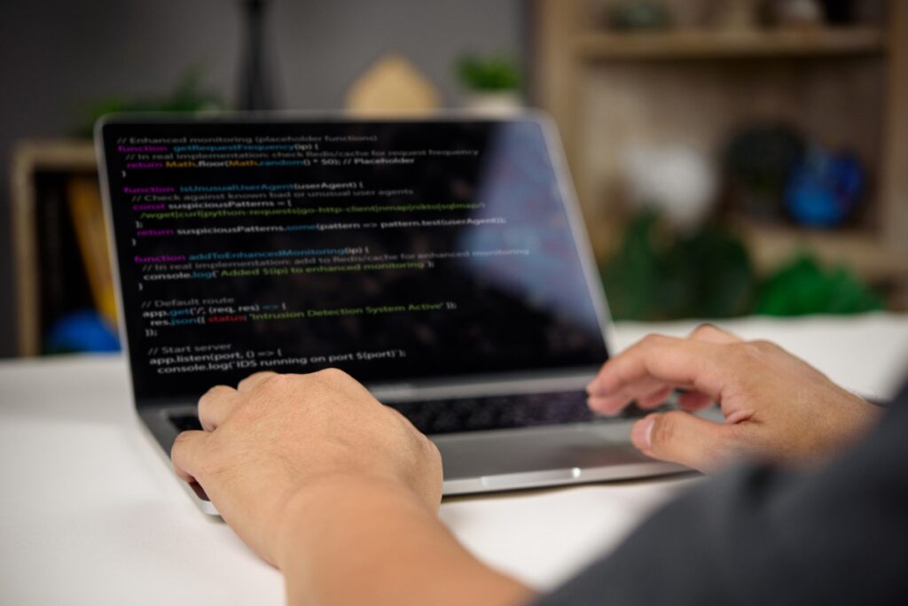Mains tapant sur le clavier d'un ordinateur