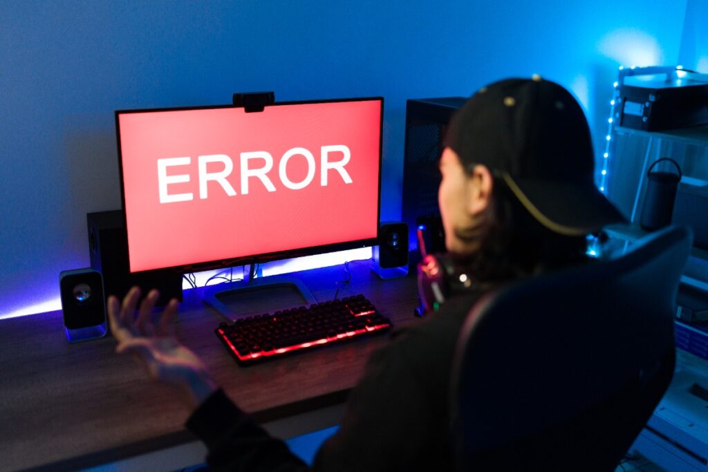 Une personne regardant le message d'erreur affiché sur l'écran de l'ordinateur