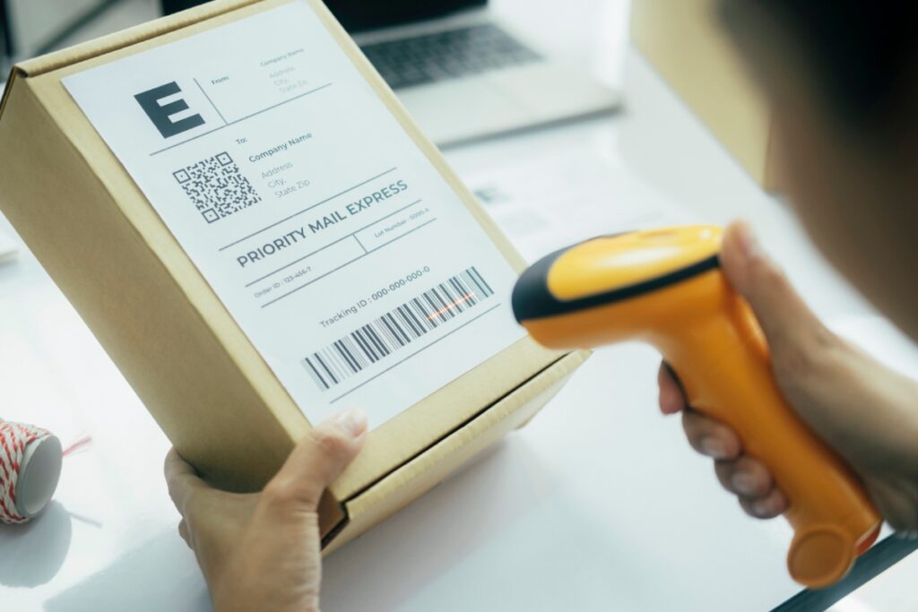 Une personne qui scanne le code-barre sur un papier