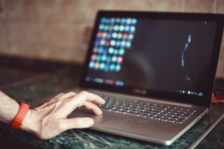 Une personne utilisant un ordinateur portable