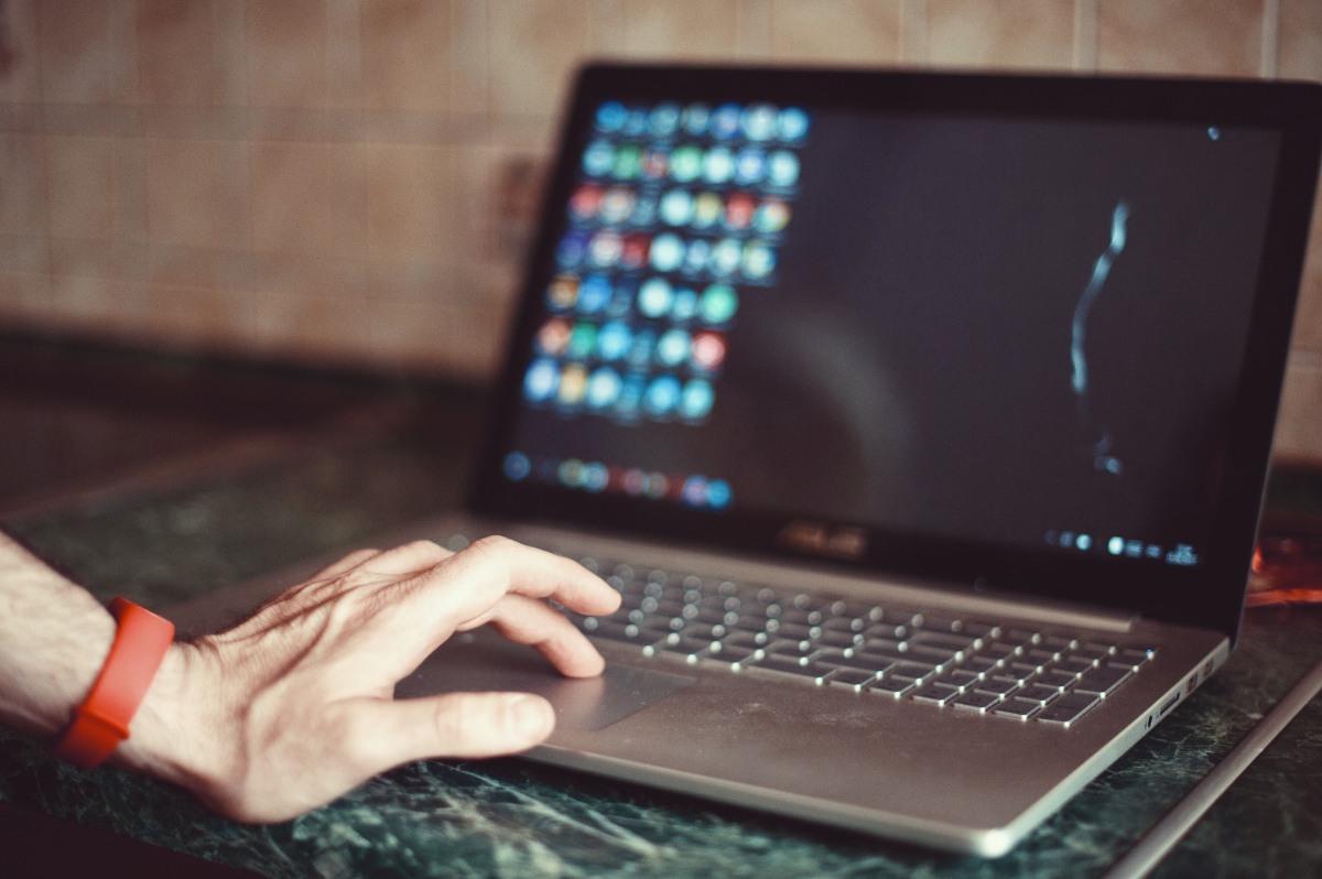 Une personne utilisant un ordinateur portable