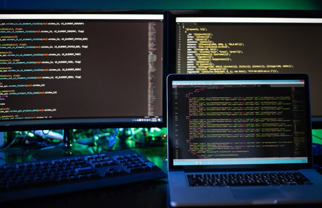 Une programmation informatique affiché sur des écrans d'ordinateur